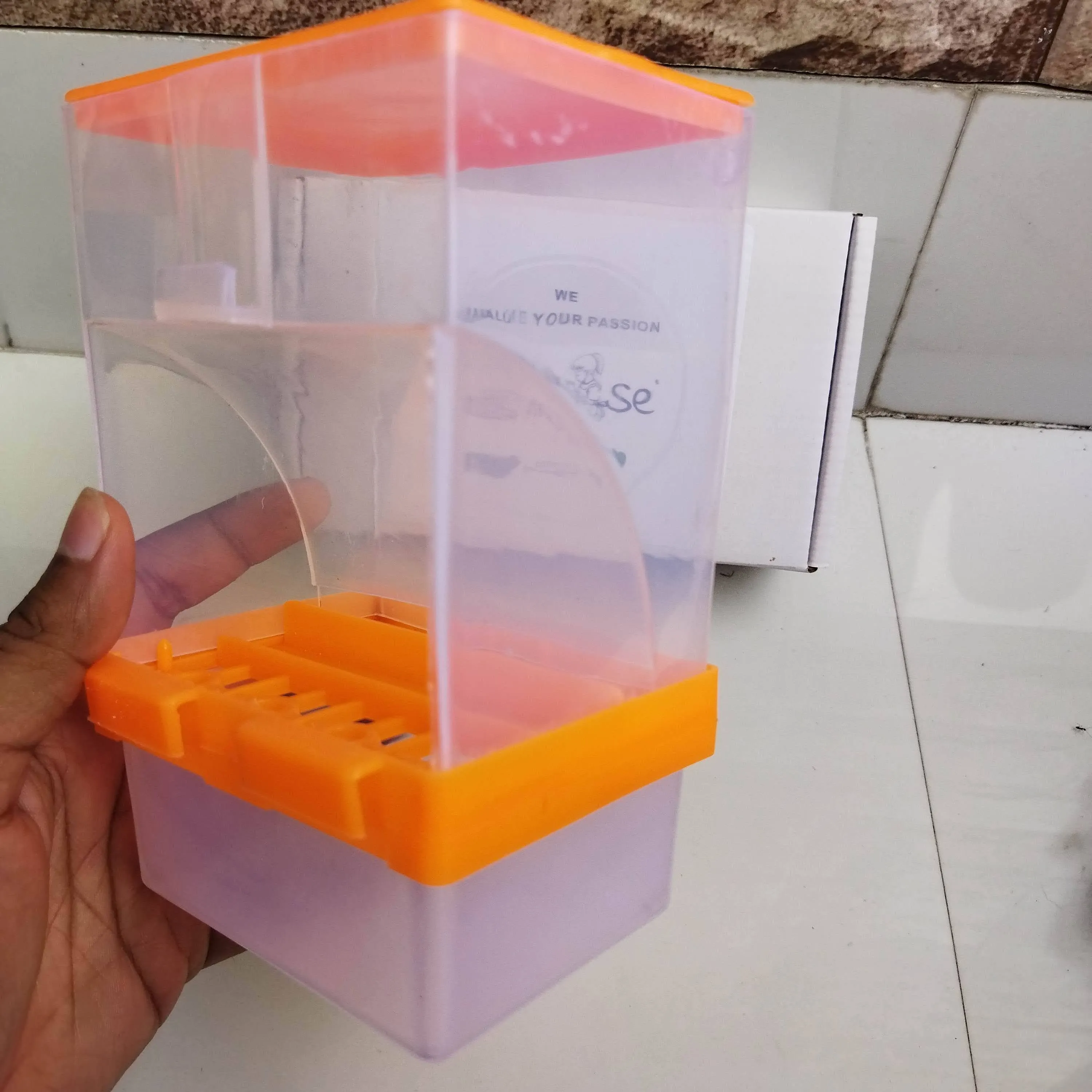 Anti-Spill Bird Feeder BF1